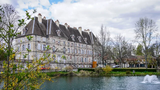 Étang au pied de la sous-Préfecture de Lure - Vosges du Sud