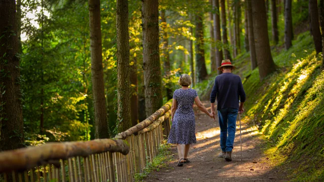 Un couple se balade sur les sentiers du Parc à l'Anglaise La Cude - Vosges du Sud