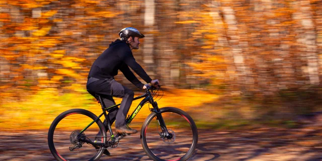 Un VTTiste explore la forêt en automne - Vosges du Sud