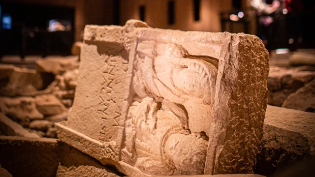 Stèle retrouvée lors des fouilles archéologique de Luxeuil-les-Bains - Vosges du Sud