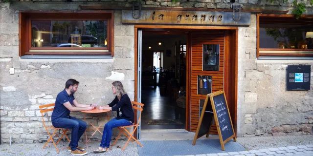 Un couple goûte les cafés de la Maison LaGrange à Marnay - MOF Torréfacteur - Vallée de l'Ognon