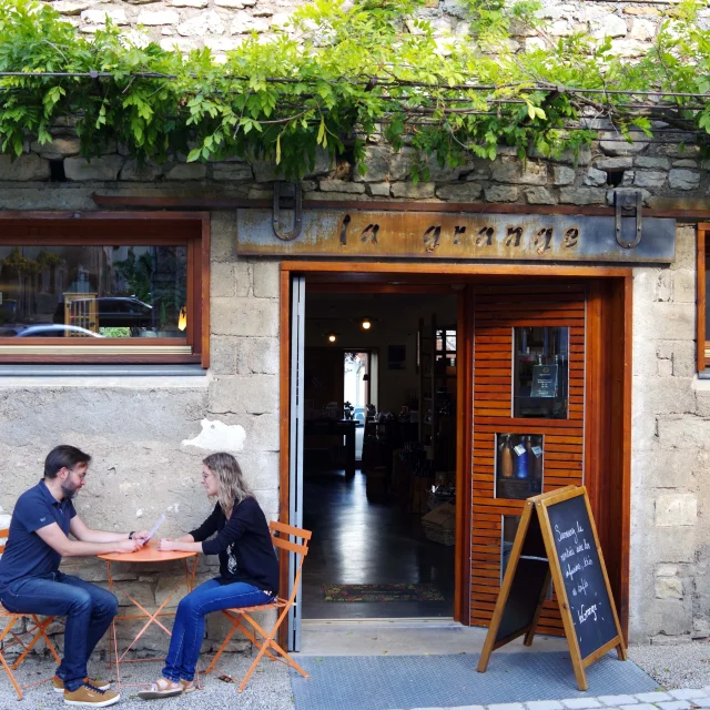 Un couple goûte les cafés de la Maison LaGrange à Marnay - MOF Torréfacteur - Vallée de l'Ognon