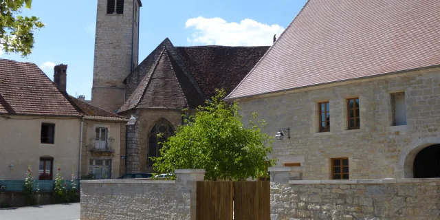 Belle demeure en pierre et en arrière-plan l'Église Saint-Symphorien de Marnay - Cité de caractère - Vallée de l'Ognon