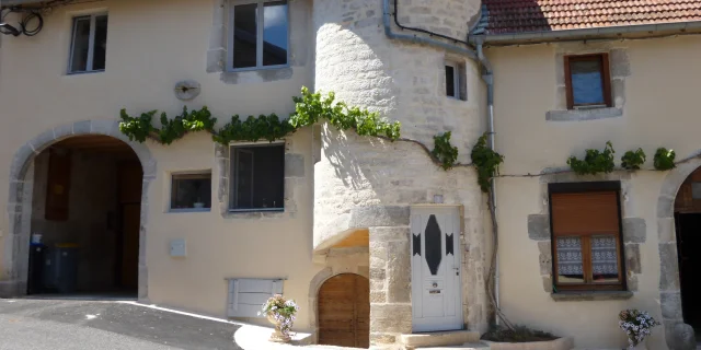 Belles demeures avec une vignes sur la façade à Marnay - Cité de caractère - Vallée de l'Ognon