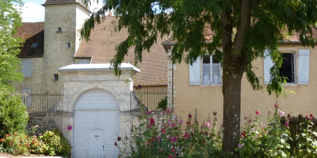 Vue sur une porte du château de Marnay - Cité de caractère - Vallée de l'Ognon