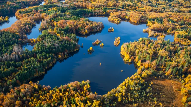 Vue aérienne du Plateau des 1000 étangs avec des couleurs d'automne - Vosges du Sud