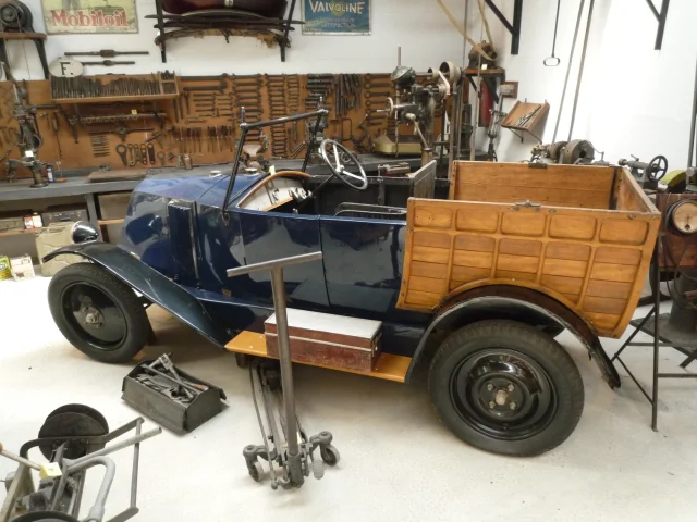 La voiture du boulanger, un des objets d'époques exposé au Musée des Arts et Techniques à Champlitte - Vesoul-Val de Saône