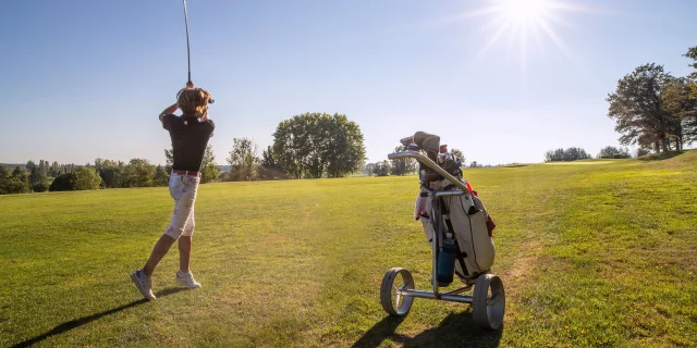 Une femme joue au golf sur le green sous un temps ensoleillé - Golf de Luxeuil-les-Bains-Vosges du Sud