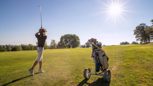 Une femme joue au golf sur le green sous un temps ensoleillé - Golf de Luxeuil-les-Bains-Vosges du Sud