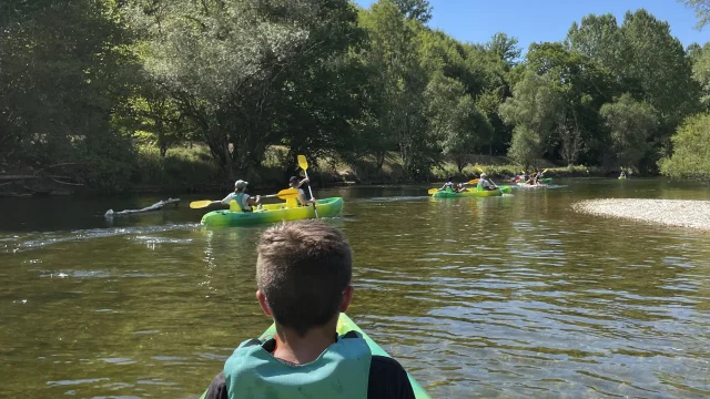 Un groupe en canoë pagaie sur la rivière dans un paysage naturel préservé - Vallée de l'Ognon