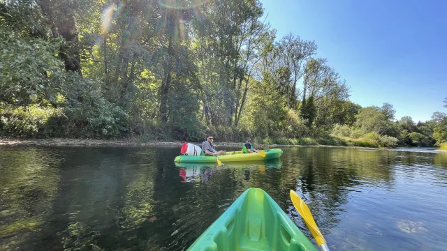 Un groupe en canoë pagaie sur la rivière - Vallée de l'Ognon