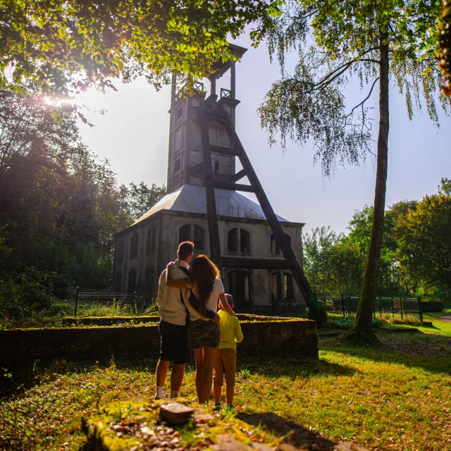 Une famille découvre le Puits Sainte-Marie, vestige du passé minier de Ronchamp - Vosges du Sud