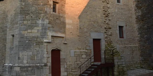 Vue de la viorbe, typique de Franche-Comté, et la Chapelle du château médiéval d'Oricourt - Vallée de l'Ognon