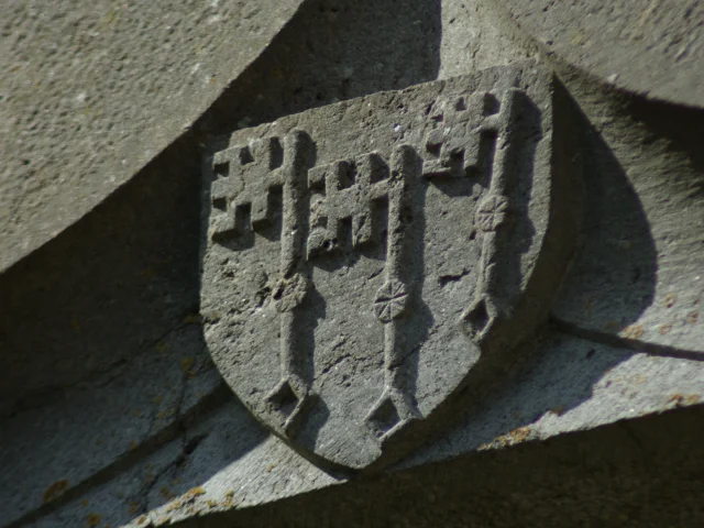 Blason du Logis Rolin sculpté sur pierre - Vallée de l'Ognon