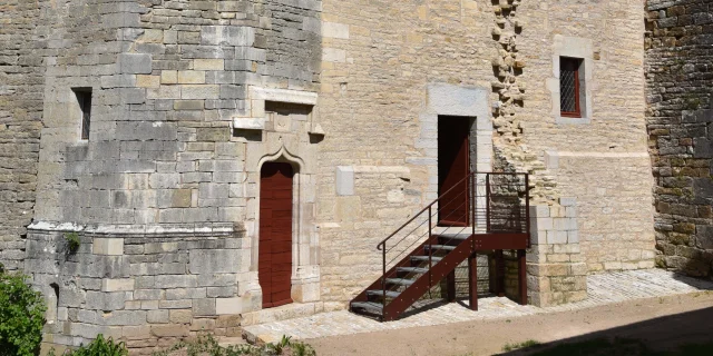 Vue de la viorbe, typique de Franche-Comté, et la Chapelle du château médiéval d'Oricourt - Vallée de l'Ognon