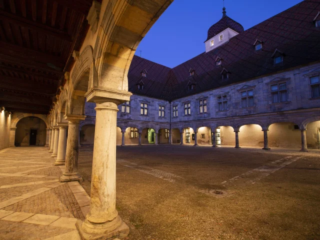 Vue sur la cour intérieur du Palais Granvelle à Besançon, de nuit - Vallée de l'Ognon, Doubs