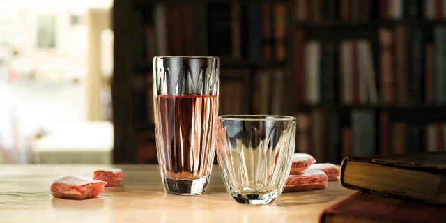 Verres de la collection Boudoir de la Verrerie La Rochère, accompagné de biscuit Rose de Reims de la Maison Fossier - Vosges du Sud