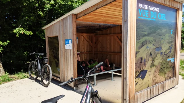 Des cyclistes profitent de la pause Paysage « Vue du ciel » aux Grilloux de Servance - L'échappée des 1000 étangs - Plateau des 1000 étangs - Vosges du Sud