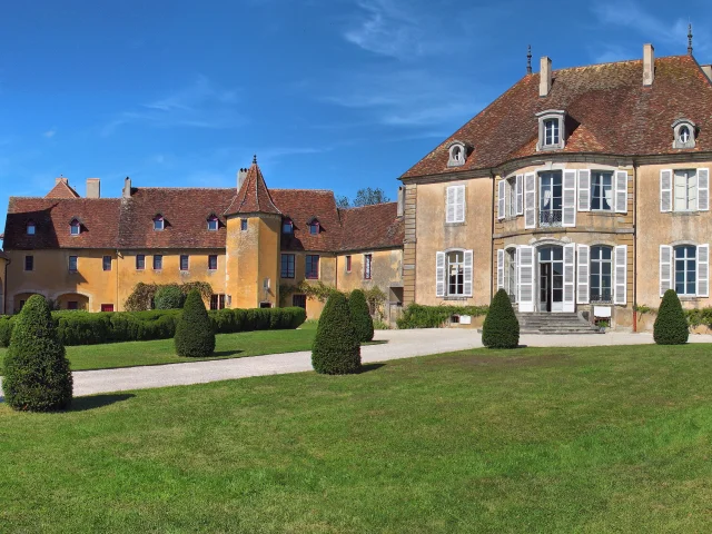 Vue sur le parc et le Château de Pin - Cité de caractère - Vallée de l'Ognon