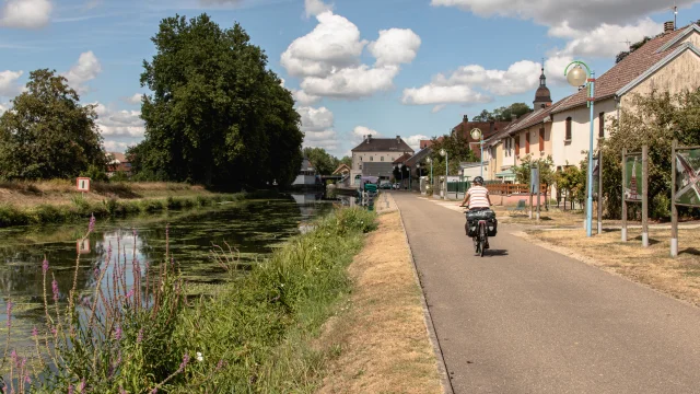 Une cycliste pédale sur La Voie Bleue, le long de la Saône à Port-sur-Saône - Vesoul-Val de Saône