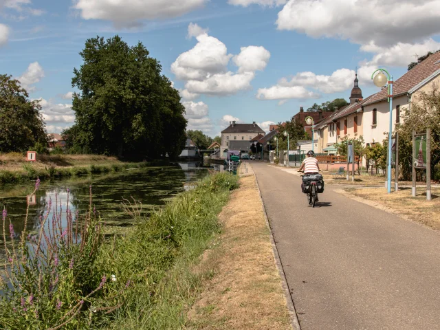 Une cycliste pédale sur La Voie Bleue, le long de la Saône à Port-sur-Saône - Vesoul-Val de Saône