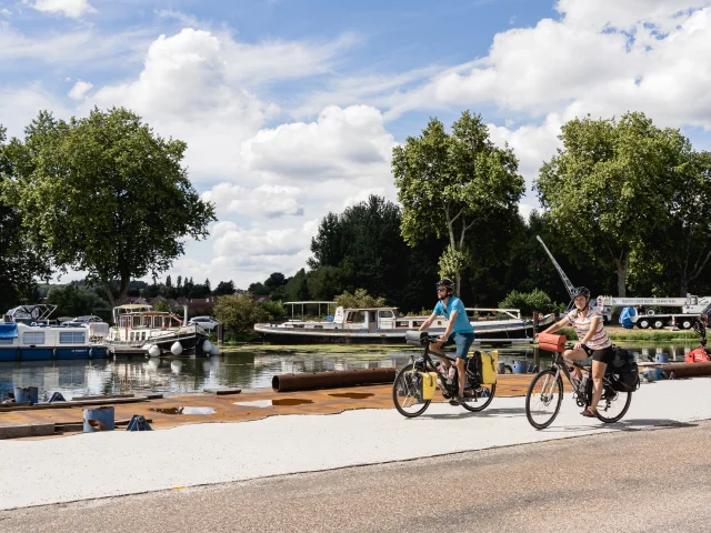 Cyclistes sur La Voie Bleue, le long de la Saône à Port-sur-Saône - Vesoul-Val de Saône