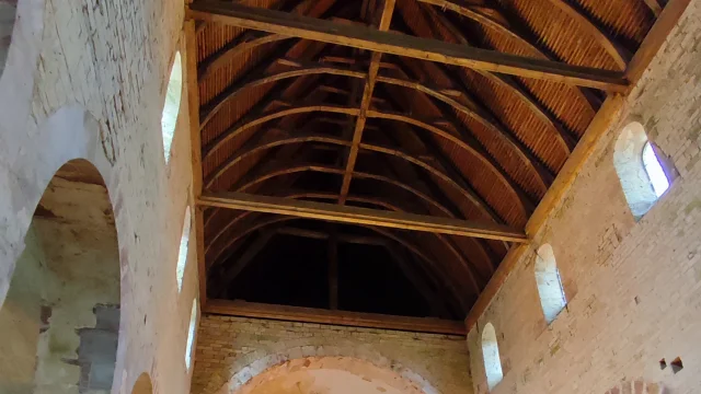 Concert au Prieuré de Marast, vue sur la charpente, en carène de bateau inversé - Vallée de l'Ognon