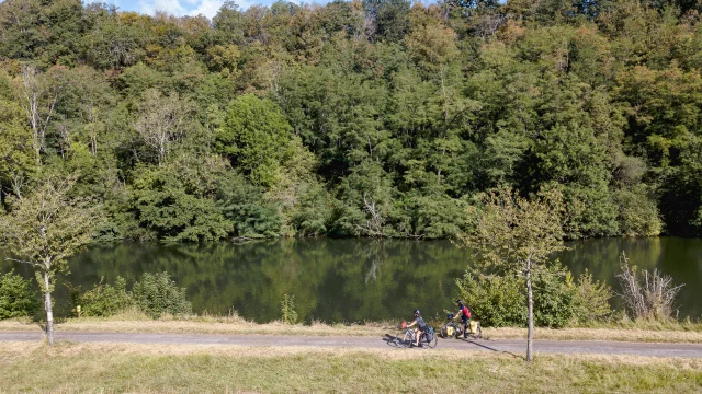 Cyclistes sur La Voie Bleue, le long de la Saône - Vesoul-Val de Saône