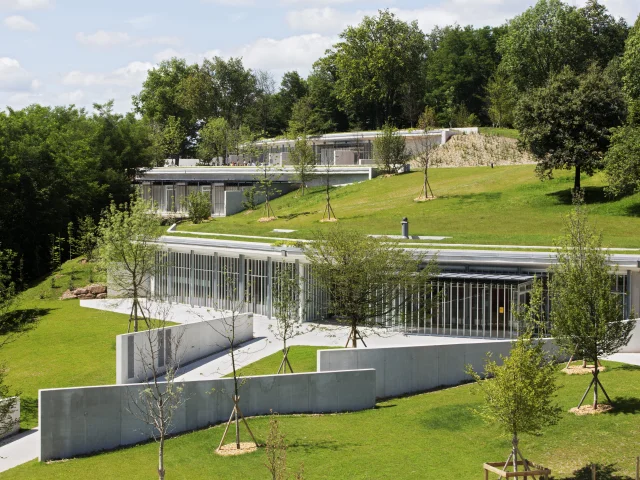 Vue aérienne sur la porterie de la Colline Notre-Dame du Haut ainsi que sur le monastère Sainte-Claire réalisés par Renzo Piano - Vosges du Sud