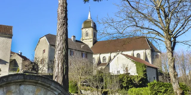 Depuis la fontaine Larie, nous apercevons l'église Saint-Martin de Scey sur Saône - Cité de caractère - Vesoul - Val de Saône