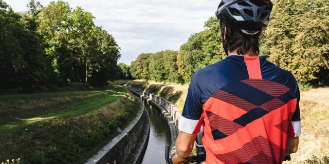 Un cycliste domine la sortie du tunnel de Saint Albin sur La Voie Bleue - Vesoul-Val de Saône, Haute-Saône