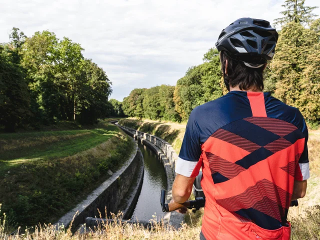 Un cycliste domine la sortie du tunnel de Saint Albin sur La Voie Bleue - Vesoul-Val de Saône, Haute-Saône