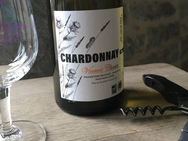 Focus sur une bouteille de Chardonnay produite par le Vignoble Cheviet - Vallée de l'Ognon, Haute-Saône