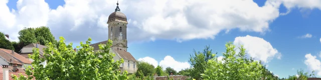 Vue sur la rivière Ognon et la commune de Bucey-lès-Gy avec son église au toit de tuiles vernissées - Vallée de l'Ognon