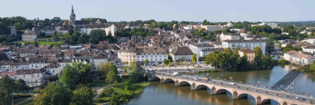 Vue aérienne de la Ville de Gray - On y voit la Saône, le Pont et a Basilique Notre-Dame de Gray - Vesoul - Val de Saône