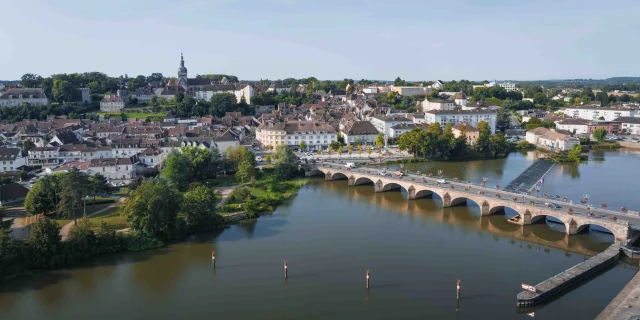 Vue aérienne de la Ville de Gray - On y voit la Saône, le Pont et a Basilique Notre-Dame de Gray - Vesoul - Val de Saône