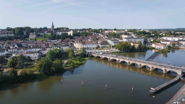 Vue aérienne de la Ville de Gray - On y voit la Saône, le Pont et a Basilique Notre-Dame de Gray - Vesoul - Val de Saône