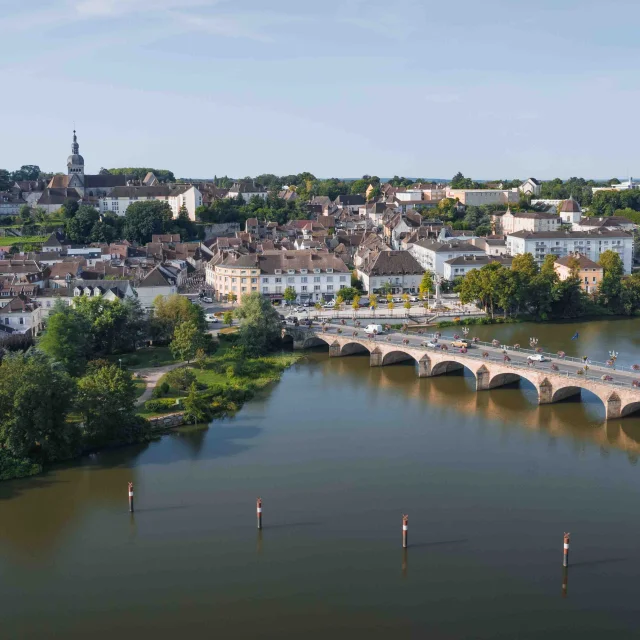 Vue aérienne de la Ville de Gray - On y voit la Saône, le Pont et a Basilique Notre-Dame de Gray - Vesoul - Val de Saône