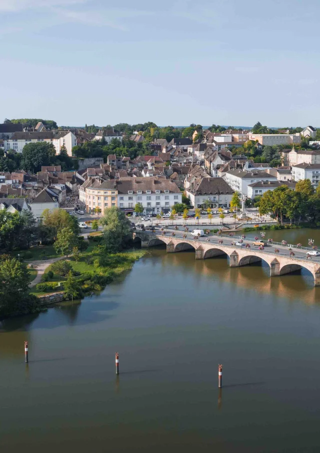 Vue aérienne de la Ville de Gray - On y voit la Saône, le Pont et a Basilique Notre-Dame de Gray - Vesoul - Val de Saône