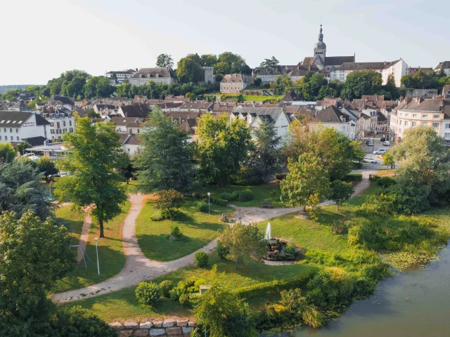 Vue aérienne de la Ville de Gray - On y voit la Saône, un jardin arboré et la Basilique Notre-Dame de Gray- Vesoul - Val de Saône