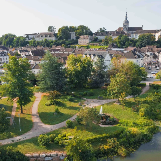 Vue aérienne de la Ville de Gray - On y voit la Saône, un jardin arboré et la Basilique Notre-Dame de Gray- Vesoul - Val de Saône