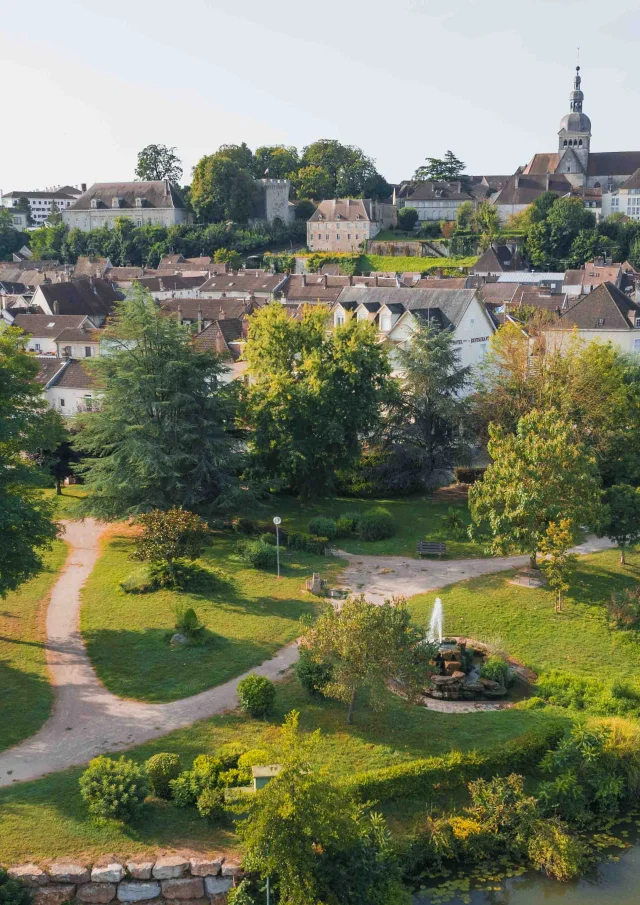 Vue aérienne de la Ville de Gray - On y voit la Saône, un jardin arboré et la Basilique Notre-Dame de Gray- Vesoul - Val de Saône