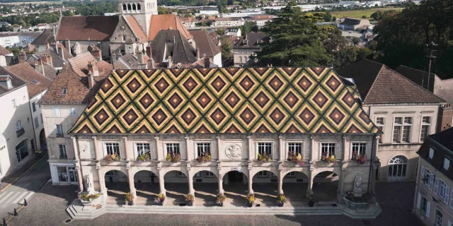 Vue aérienne de l'hôtel de Ville de Gray - Magnifique toiture en tuiles colorées et vernissées - à l'arrière-plan, on retrouve la Basilique Notre - Dame de gray - Vesoul - Val de Saône