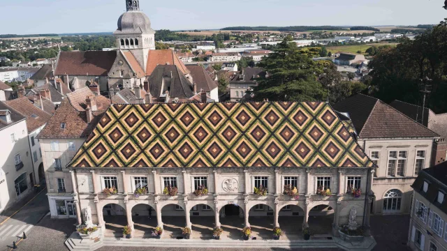 Vue aérienne de l'hôtel de Ville de Gray - Magnifique toiture en tuiles colorées et vernissées - à l'arrière-plan, on retrouve la Basilique Notre - Dame de gray - Vesoul - Val de Saône