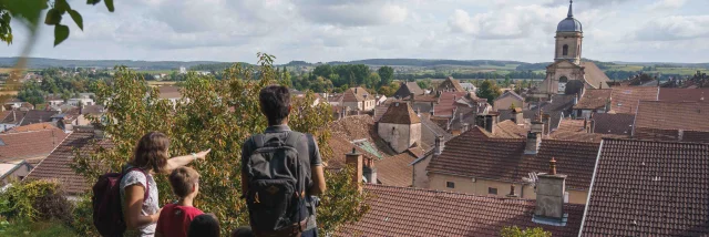 Une famille visite Jussey. La mère pointe du doigt l'église du village - Vesoul - Val de Saône