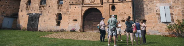 Entrée principale du Château de Bougey, un groupe de touristes est accueilli par la châtelaine - Vesoul - Val de Saône