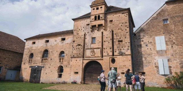 Entrée principale du Château de Bougey, un groupe de touristes est accueilli par la châtelaine - Vesoul - Val de Saône