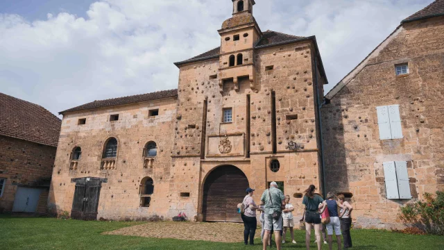 Entrée principale du Château de Bougey, un groupe de touristes est accueilli par la châtelaine - Vesoul - Val de Saône