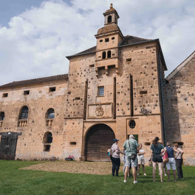 Entrée principale du Château de Bougey, un groupe de touristes est accueilli par la châtelaine - Vesoul - Val de Saône