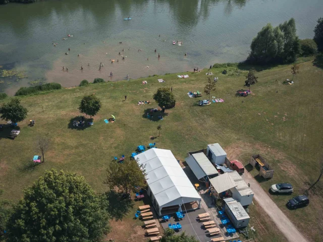 Vue aérienne de la Plage d'Autet - Des personnes se baignent dans la Saône - Vesoul - Val de Saône